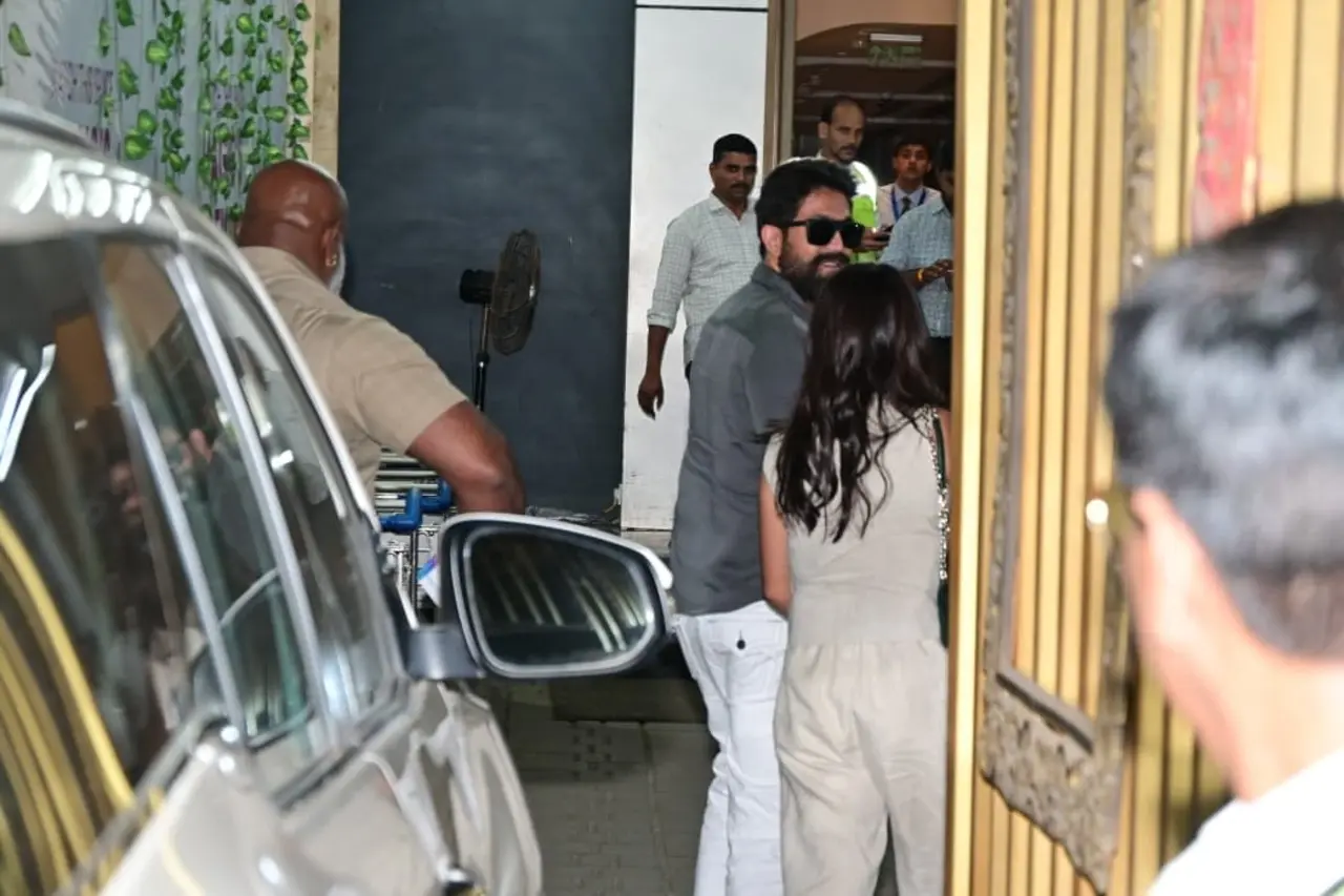 The appearance marks Yash’s first public sighting after the delay of his much-anticipated film Toxic.
